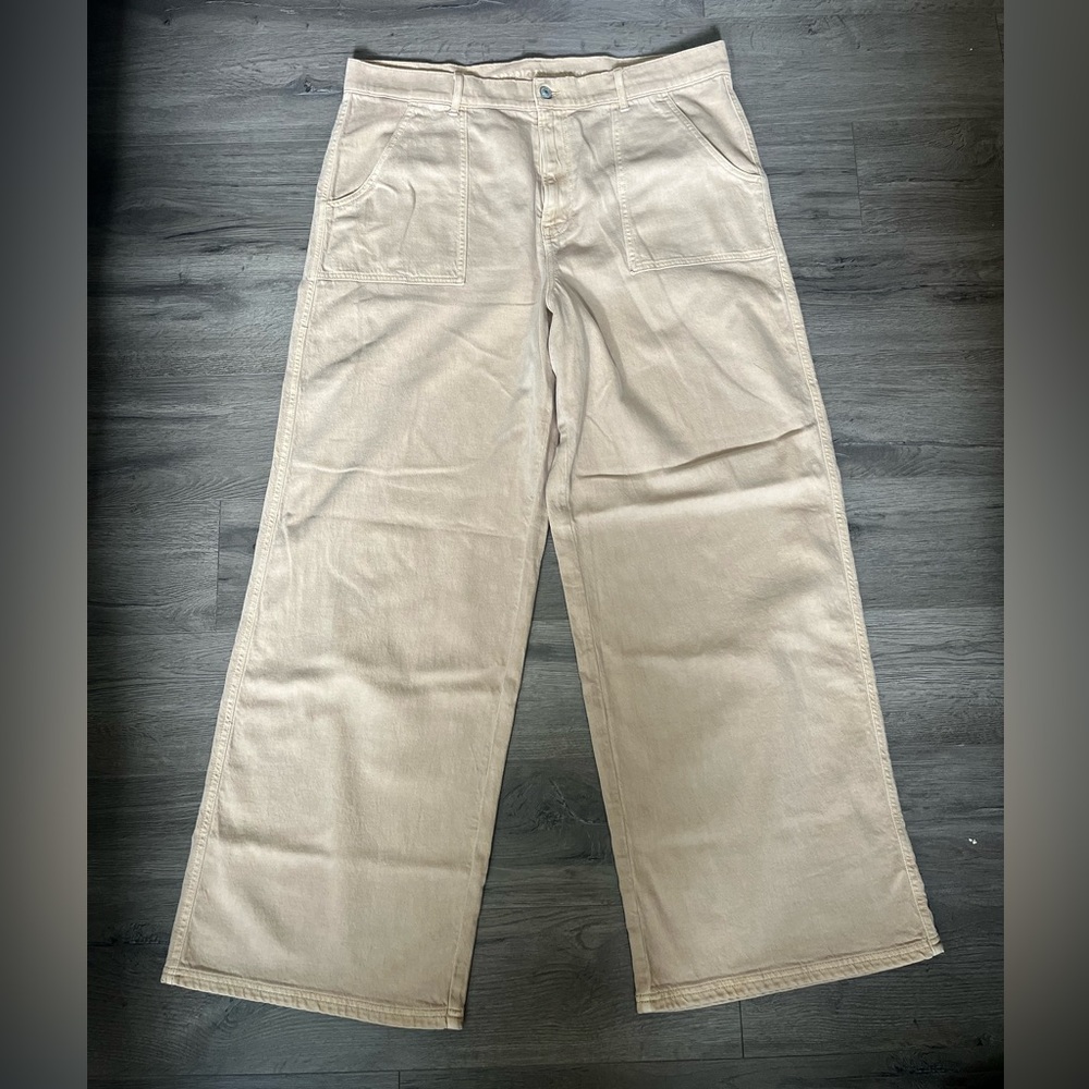 American Eagle: Women’s Wide-Leg Cargo-like Pant in Light Beige